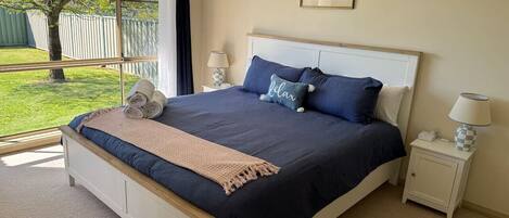 Silitysrauta/-lauta, Wi-Fi, vuodevaatteet