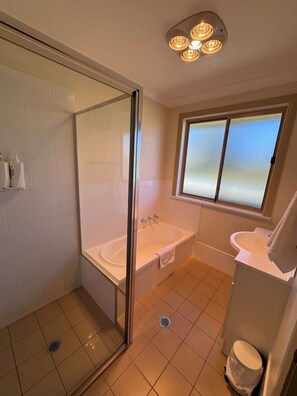 Hair dryer - Comfy and relaxing cottage stay “Rest Easy Mudgee” (Mudgee)
