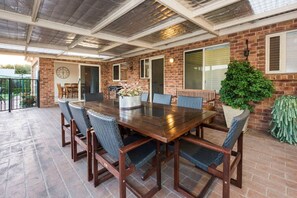 Outdoor dining - Resort style villa with pool “Rest Easy Mudgee” (Mudgee)