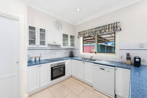 Fridge, microwave, oven, stovetop - Resort style villa with pool “Rest Easy Mudgee” (Mudgee)