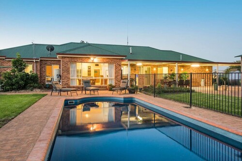 Resort style villa with pool “Rest Easy Mudgee”
