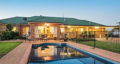 Resort style villa with pool “Rest Easy Mudgee”