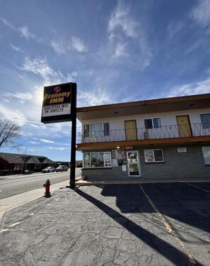 Exterior - Economy Inn (Elko)