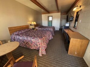 Laptop workspace, blackout curtains, iron/ironing board, free WiFi - Economy Inn (Elko)