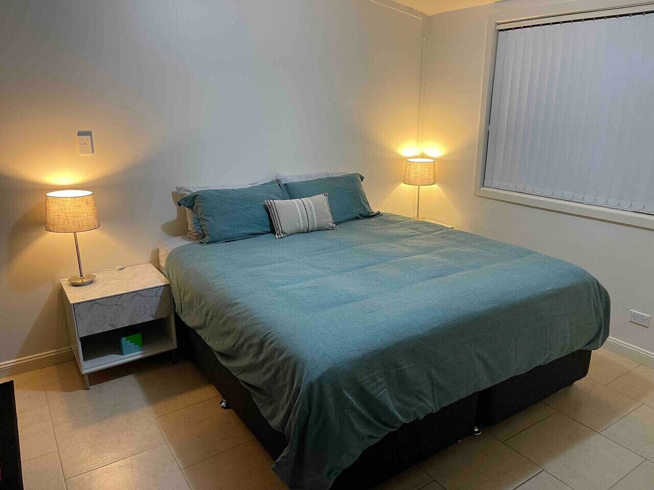 Escritorio, tabla de planchar con plancha, wifi y ropa de cama 