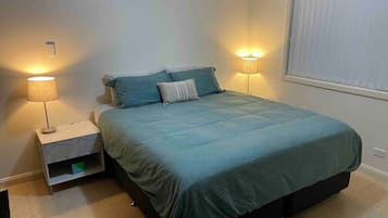 Escritorio, tabla de planchar con plancha, wifi y ropa de cama