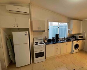 Frigorífico, microondas, horno y placa de cocina