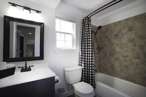 Secador de cabelo, toalhas de banho, sabonete, shampoo