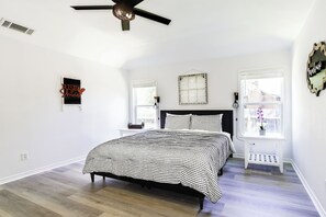 Desk, iron/ironing board, free WiFi, bed sheets - Entertainers Delight: 4/2 Pool, Outdoor Fun (Round Rock)