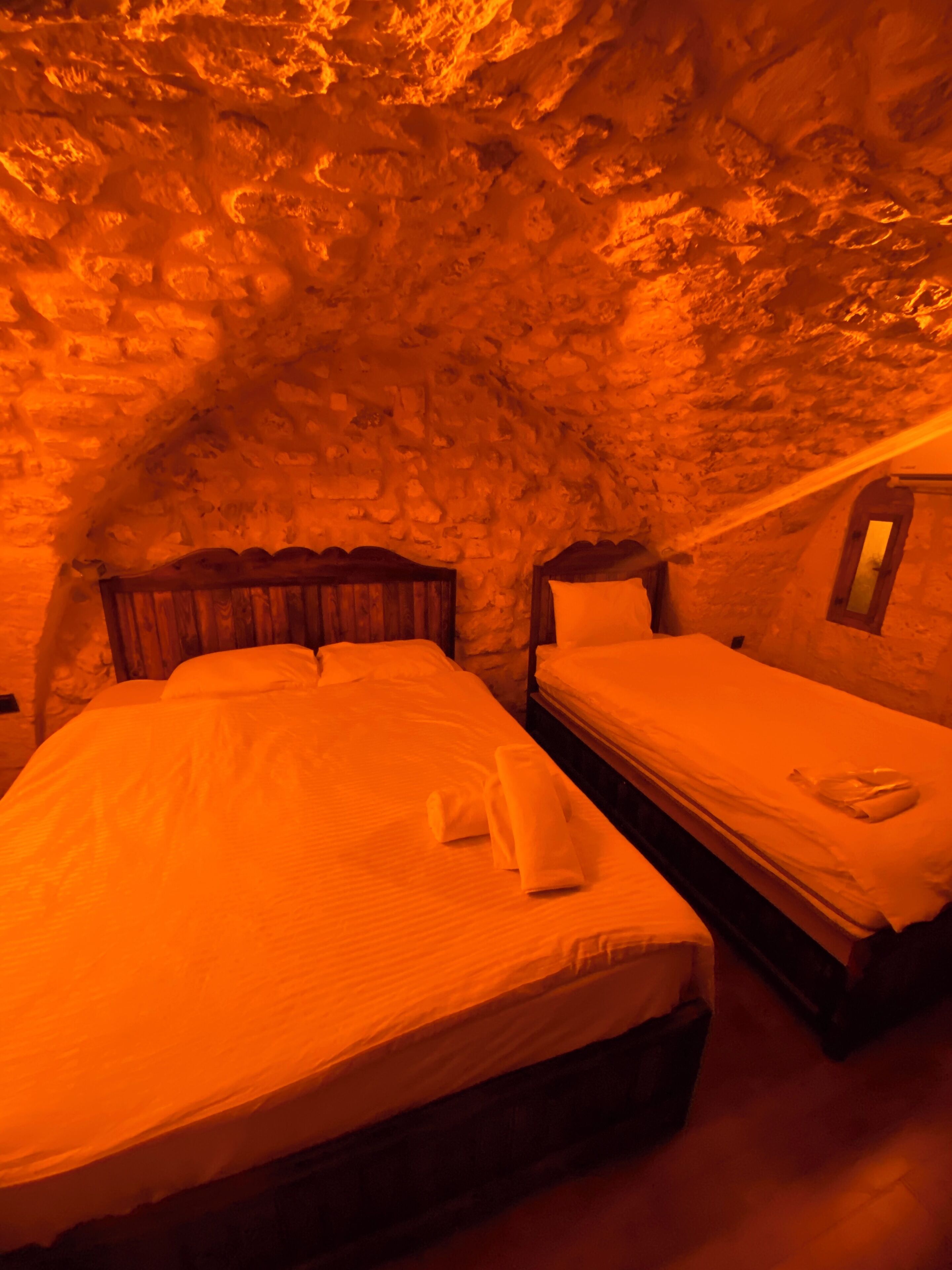 6 bedrooms, iron/ironing board, WiFi, bed sheets