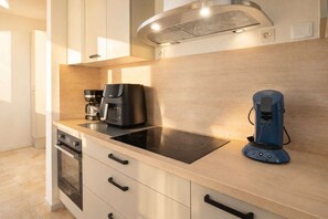 Fridge, microwave, dishwasher, toaster - Maison de ville rénovée – Charme et confort sur trois niveaux (Trégastel)
