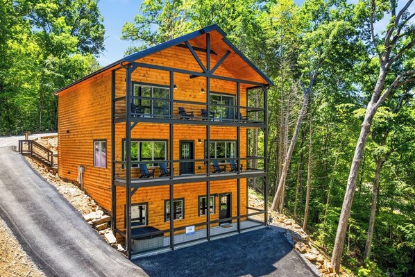 Exterior - 6BR Smoky Mtn · Indoor Pool · Hot Tub · Dollywood (Sevierville)