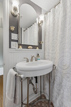 Hair dryer, towels, soap, toilet paper - Cozy 2-Bedroom Brookside Bungalow in Kansas City - Walkable to Shops and Dining (Kansas City)