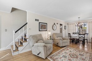 Interior - Cozy 2-Bedroom Brookside Bungalow in Kansas City - Walkable to Shops and Dining (Kansas City)