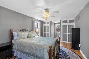 2 bedrooms, iron/ironing board, WiFi, bed sheets - Cozy 2-Bedroom Brookside Bungalow in Kansas City - Walkable to Shops and Dining (Kansas City)