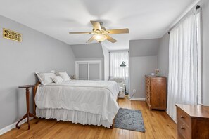 2 habitaciones, tabla de planchar con plancha, wifi y ropa de cama 
