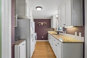 Microwave, oven, stovetop, dishwasher - Cozy 2-Bedroom Brookside Bungalow in Kansas City - Walkable to Shops and Dining (Kansas City)