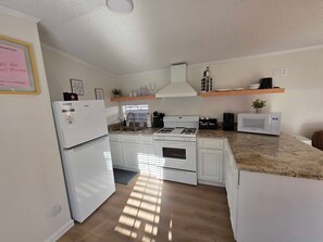 Private kitchen - Lovely Cottage in Pigeon Forge (Pigeon Forge)