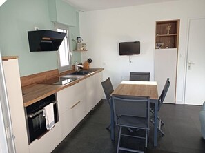 Fridge, oven, toaster, cookware/dishes/utensils - Apartment for 4 people, facing Kervoyal Bay (DAMGAN)