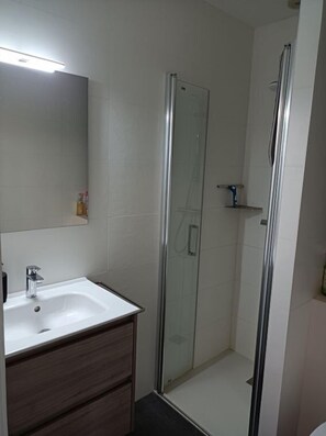 Bathroom - Apartment for 4 people, facing Kervoyal Bay (DAMGAN)
