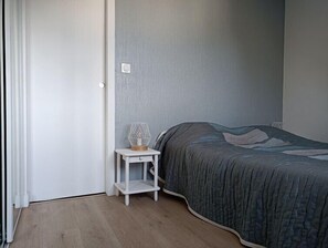 Room - Apartment for 4 people, facing Kervoyal Bay (DAMGAN)