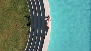 Rom – deluxe, havutsikt | Basseng | Utendørsbasseng