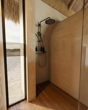 Habitación Deluxe, vistas al mar | Baño | Ducha, toallas, jabón y champú