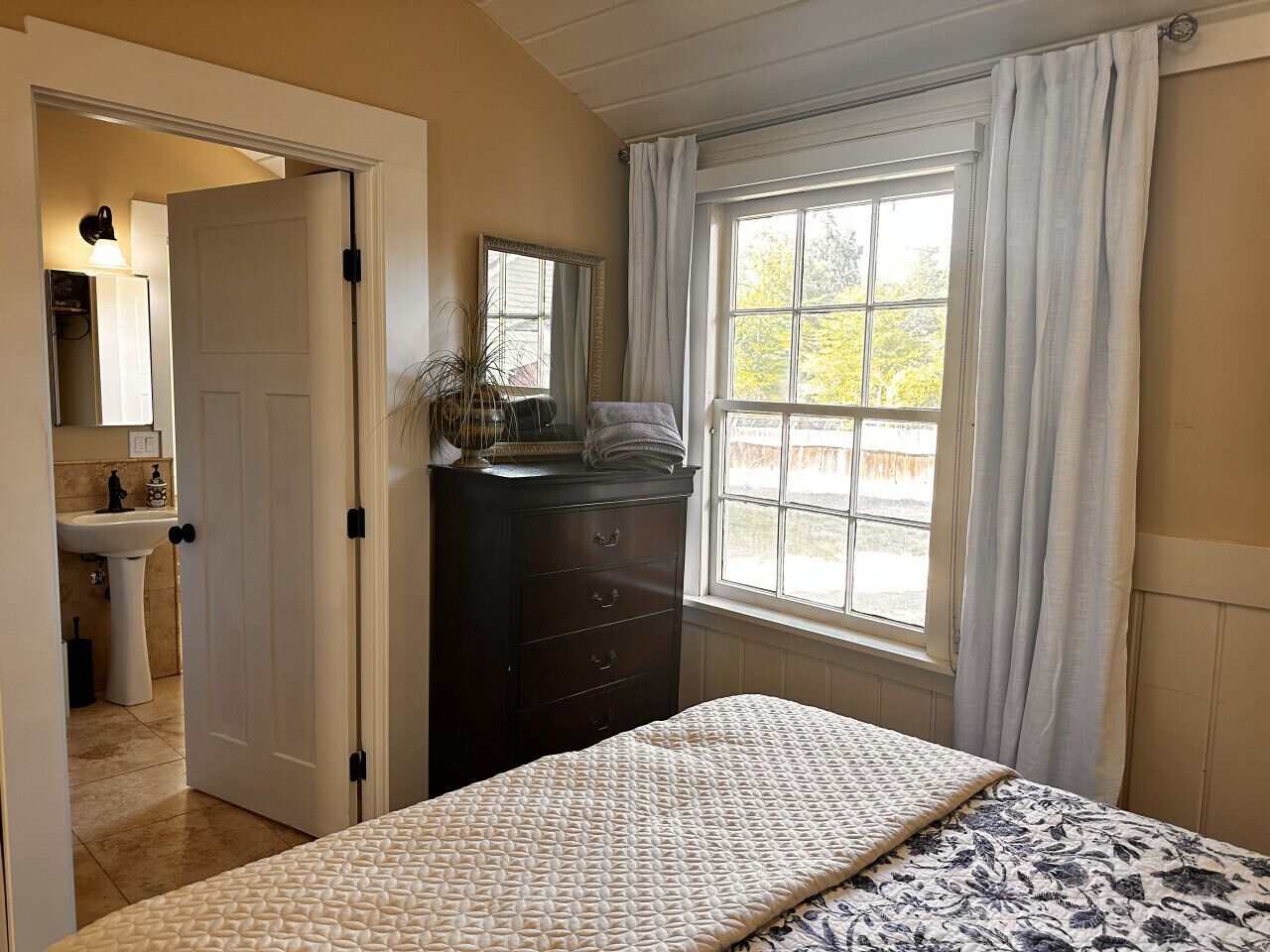 Tabla de planchar con plancha, wifi y ropa de cama 