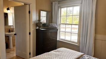 Tabla de planchar con plancha, wifi y ropa de cama