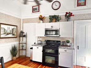 Refrigerador, microondas, horno y parrilla de estufa 