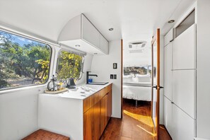 Private kitchen - Design-Led Glamping Escape Near Yosemite (Coulterville)