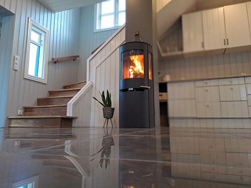 3-Bedroom Home with Mountain & Sea Views in Bolungarvík, 10 min from Ísafjörður