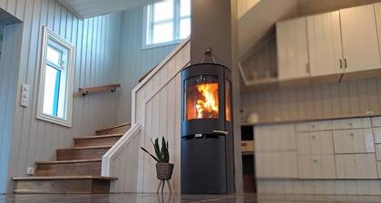 3-Bedroom Home with Mountain & Sea Views in BolungarvĂk, 10 min from Ăsafjörður