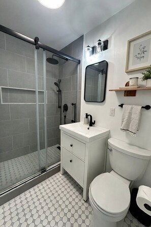 Een douche, een haardroger, handdoeken, zeep