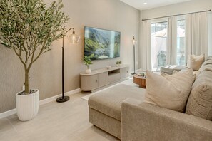 Living area - 5BR Home for 16 w/ Pool & Game Room (Orlando)