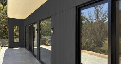 Modern Luxe Bush Retreat | 3BR Near Trails