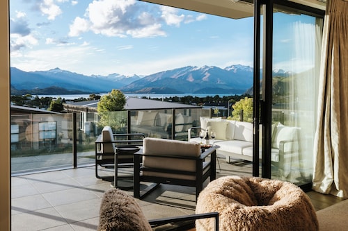 Korari House - Lake Views - Sleeps 10