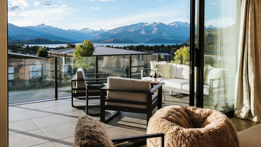 Korari House - Lake Views - Sleeps 10