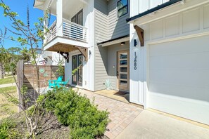Exterior detail - The Salty Kiss at Redfish Harbor | Boat Slip | Dog-Friendly | Outdoor Pool | Beach Getaways (Pensacola)