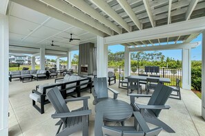 Outdoor dining - The Salty Kiss at Redfish Harbor | Boat Slip | Dog-Friendly | Outdoor Pool | Beach Getaways (Pensacola)