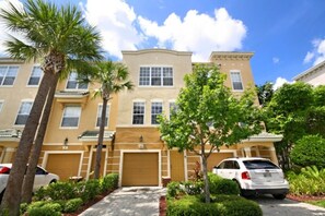 Exterior - Spacious 3BR Townhouse in Vista Cay – Sleeps 8 Near Disney (Orlando)