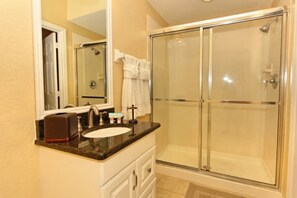 Shower, hair dryer, towels - Spacious 3BR Townhouse in Vista Cay – Sleeps 8 Near Disney (Orlando)