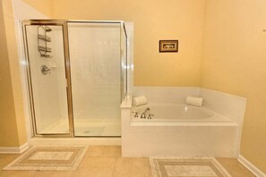 Shower, hair dryer, towels - Spacious 3BR/2BA Apartment at Vista Cay, Minutes from Disney & Universal (Orlando)