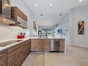 Private kitchen - Modern Lakeside Villa: 6 Mins to Vanderbilt Beach & Mercato! (Naples)