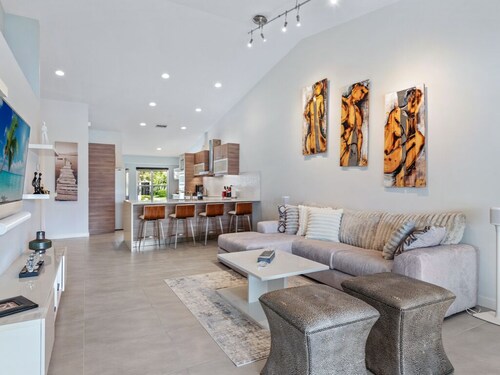 Modern Lakeside Villa: 6 Mins to Vanderbilt Beach & Mercato!