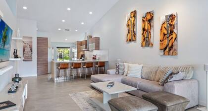 Modern Lakeside Villa: 6 Mins to Vanderbilt Beach & Mercato!