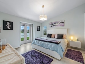 2 bedrooms, iron/ironing board, Internet, bed sheets - Modern Lakeside Villa: 6 Mins to Vanderbilt Beach & Mercato! (Naples)
