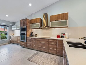 Private kitchen - Modern Lakeside Villa: 6 Mins to Vanderbilt Beach & Mercato! (Naples)