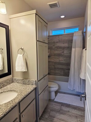 Dusche, Haartrockner, Handtücher, Seife