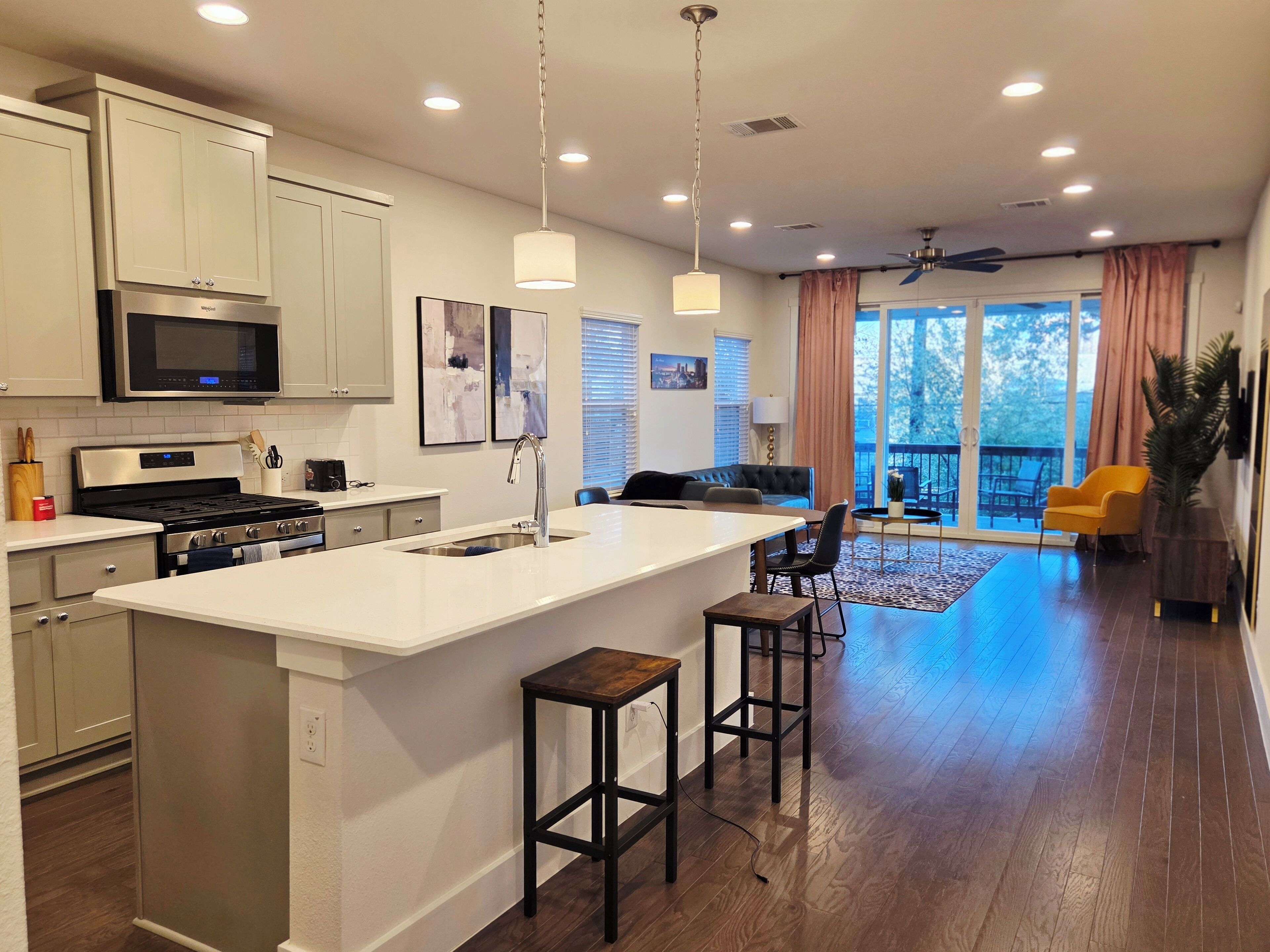 Frigorífico, microondas, horno y placa de cocina